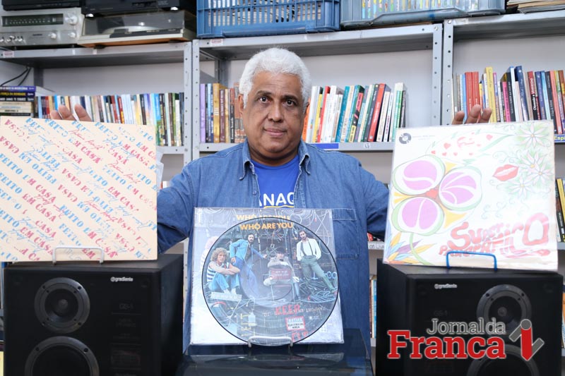 Cesar Nazar, do Sebo Almanaque, prepara 2ª Feira do Vinil (Foto: Ricardo Fernandes)